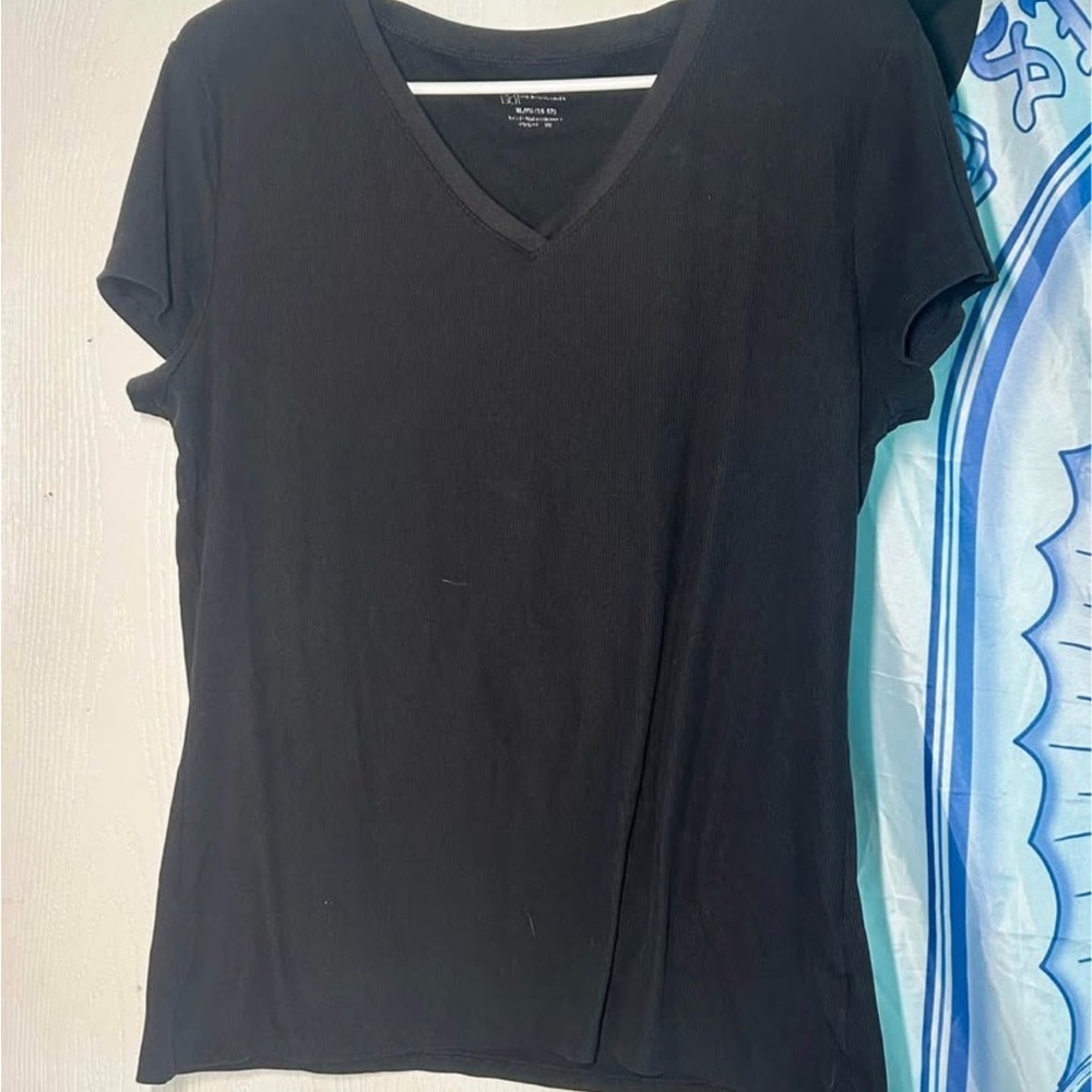 No Boundaries Black V-Neck Short Sleeve Tee